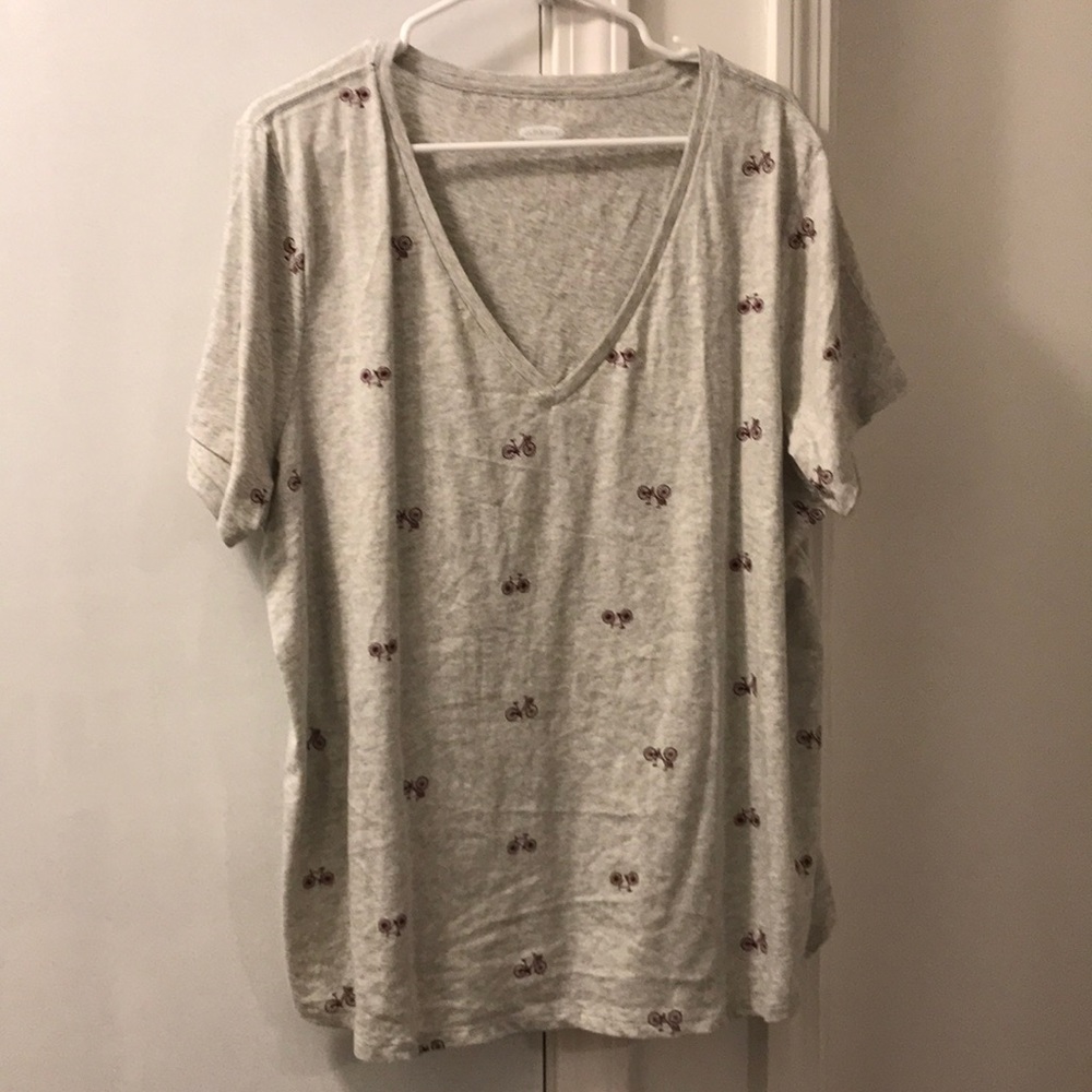 Old Navy gray tee with burgundy bikes!